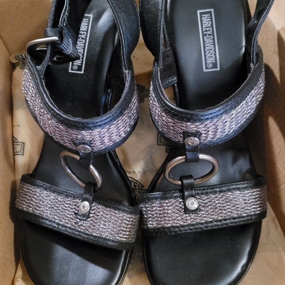 Women Heels - Picture 2 of 3